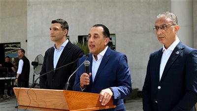 شباب وشابات مصر العاملين في المصانع فوجودهم يبعث على الطمأنينة بشأن مستقبل بلدنا