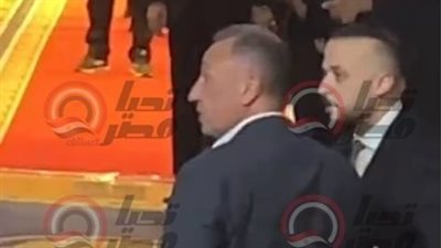 رغم تعبه.. محمود الخطيب يواسي محمد الجارحي في عزاء فقيد العائلة (صور)