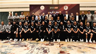 وزير الرياضة يحتفل مع منتخب مصر لكرة اليد بعد التتويج الأفريقي