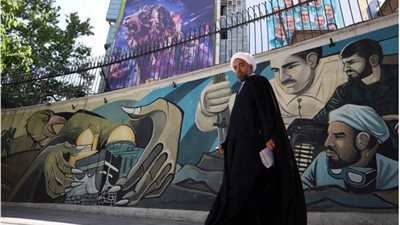 النظام الإيراني يواجه المحتجين بالطرد من العمل ومصادرة الممتلكات