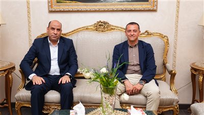 محافظ أسوان يستقبل وزير العمل بمطار أسوان استعدادًا لجولة ميدانية بـ3 محافظات في الصعيد