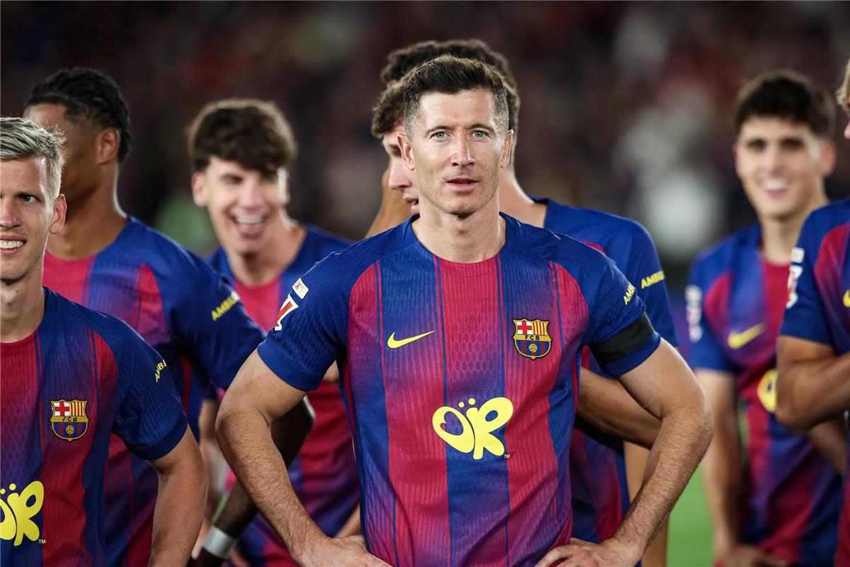 رسميًا.. ليفاندوفسكي يعلن رحيله عن برشلونة