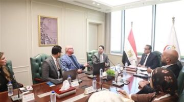 في خطوة جديدة لتشجيع الاستثمار الأجنبي.. وزير الصحة يستقبل مستثمراً أمريكياً لبناء شراكات دوائية