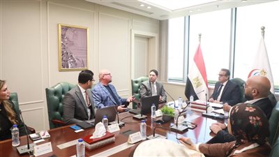 في خطوة جديدة لتشجيع الاستثمار الأجنبي.. وزير الصحة يستقبل مستثمراً أمريكياً لبناء شراكات دوائية