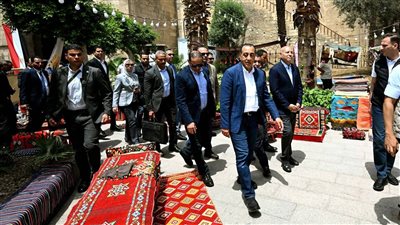 رئيس الوزراء يتفقد معرض الحرف التراثية بشارع المعز