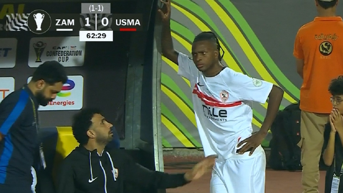 اعتراض شيكو بانزا لحظة تبديله في مباراةا لزمالك واتحاد العاصمة بنهائي كأس الكونفدرالية