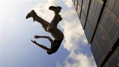 مأساة في 6 أكتوبر.. عامل دليفري يسقط من الطابق الثالث