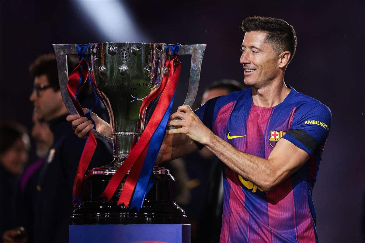 من الدوري الإنجليزي.. برشلونة يجتمع مع خليفة ليفاندوفسكي