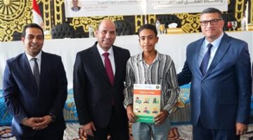 وزير العمل ومحافظ قنا يسلمان دعما ماليا لعدد من ضحايا أحد الحوادث