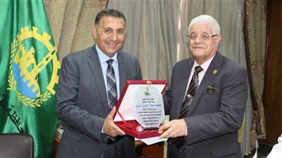 تكريم محمود ضياء رئيس مجلس مدينة شبرا الخيمة بحضور محافظ القليوبية