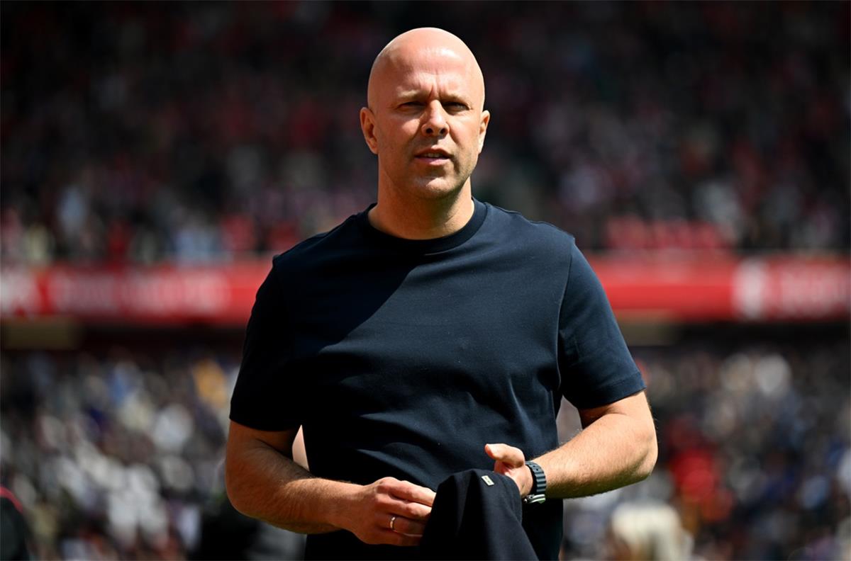 ليفربول يفكر في إقالة سلوت.. ويحدد بديله