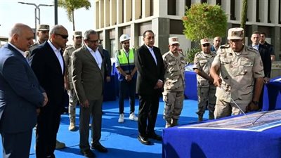 رئيس الوزراء يستقل الأتوبيس الكهربائي المخصص للموظفين من أمام مقر مجلس الوزراء بالعاصمة