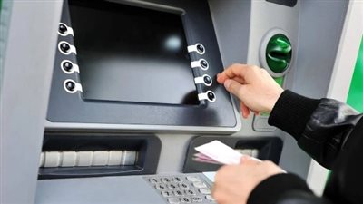 رئيس البنك الأهلي يعلن خطة بديلة لتوفير السيولة.. خدمات جديدة تقلل الزحام