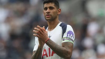 صراع ثلاثي من برشلونة وتشيلسي وليفربول لضم الأرجنتيني كريستيان روميرو مدافع توتنهام