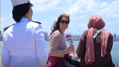 توزيع الورود والتهاني.. الداخلية تشارك المواطنين فرحة عيد الأضحى