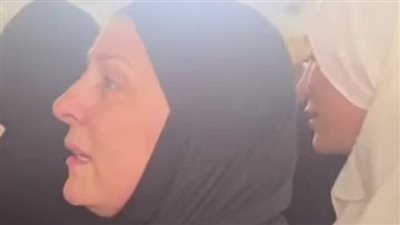 “كأنه حلم جميل”.. دعاء فاروق تلامس الحجر الأسود لأول مرة بعد 4 رحلات حج