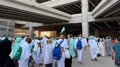 حجاج الجمعيات الأهلية يواصلون أداء المناسك ورمي جمرة العقبة الكبرى.. وتيسيرات متكاملة بمشعر منى