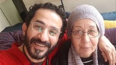 عدم إقامة عزاء.. أحمد حلمي يعلن الاكتفاء بتلقي والدته بالمقابر