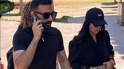 بصحبة ابنتها.. منى زكي تصل للمشاركة في جنازة والدة أحمد حلمي| صور