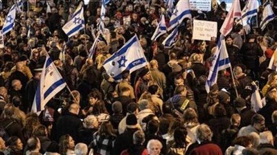 ليلة احتجاجية غاضبة في تل أبيب.. آلاف الإسرائيليين يطالبون بانتخابات مبكرة