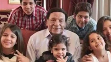 لقطات نادرة في عيد ميلاده.. عادل إمام بين العائلة بصورة خاصة