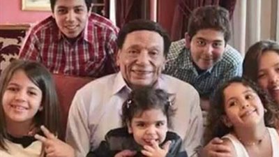 لقطات نادرة في عيد ميلاده.. عادل إمام بين العائلة بصورة خاصة