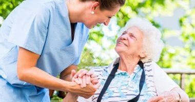قانون رعاية المسنين يدعم تسهيلات حكومية وحماية بيانات لكبار السن