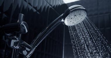 الدش البارد لمدة 90 ثانية يساعد على حرق الدهون.. خبراء يوضحون