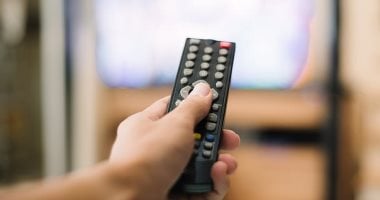 النوم أمام التلفاز.. هل يفسد جودة النوم فعلًا أم له فوائد صحية؟