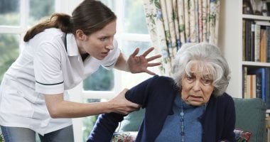 خط ساخن للإبلاغ عن أية مخاطر تهدد أمن وسلامة وكرامة وحياة المسنين