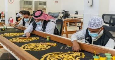 الكعبة تتزين بثوبها الجديد فى يوم عرفة.. قصة المحمل علامة موكب مصر نحو البيت الحرام.. رحلة كسوة الكعبة فى ألف عام.. تحفة فنية من الحرير والذهب والفضة..200 موظف ينسجون الثوب الأغلى في العالم بتكلفة 25 مليون ريال