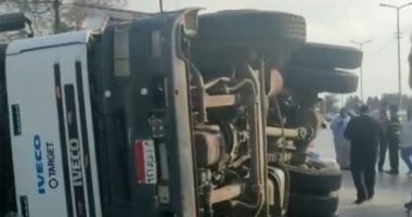 انقلاب سيارة نقل بمقطورة بسبب انفجار أحد إطاراتها على الطريق الحر بطنطا