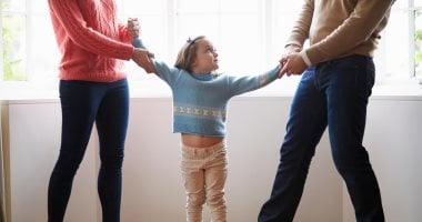 إلزام الأب بالإنفاق والعلاج والسكن حتى بلوغ الابن وزواج البنت.. التفاصيل