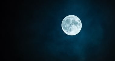 القمر الأزرق يزين سماء مصر والوطن العربي.. راقبوه فى هذا الموعد
