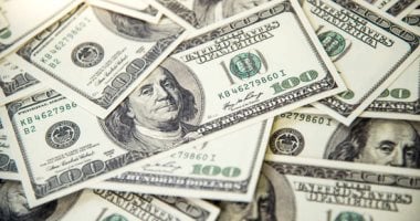 سعر الدولار يواصل التراجع أمام الجنيه خلال منتصف تعاملات اليوم
