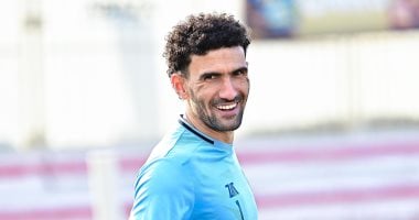 محمد عواد يقترب من حراسة مرمى الزمالك أمام سيراميكا فى مباراة حسم الدوري
