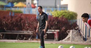 أحمد عبد العزيز يحفز لاعبى سموحة بمحاضرة فنية قبل مواجهة الزمالك