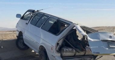 مصرع 2 وإصابة 4 آخرين فى حادث تصادم ميكروباص مع جرار زراعي بالفرافرة