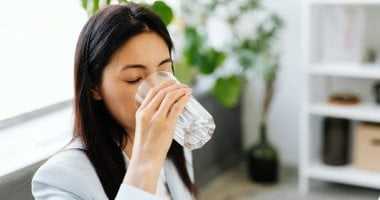 كيف يؤثر شرب الماء يوميًا على استقرار ضغط الدم؟