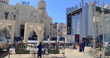 مشروع تطوير ميدان المساجد بدأت ملامحه تخرج للنور.. إقامة باكيات للمحلات التجارية فى الجهة الخلفية وإقامة بوابات وتطوير الساحة الداخلية للميدان.. والتصميمات استغرقت عام كامل وتكلفة التنفيذ 271 مليون جنيه.. صور