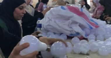 قرية شقرف بطنطا تهزم البطالة بـ اللمبة الليد.. مصانعها تحتضن مئات العمال والعاملات.. حوّلت القرية إلى قلعة صناعية تغزو أسواق الدول العربية والأفريقية.. والسيدات ينافسن الرجال فى تجميع الدوائر الكهربائية.. صور