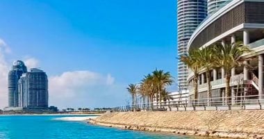 مدينة العلمين الجديدة تمثل الواقع الحضاري للجمهورية الجديدة وأصبحت حاضرة البحر والصحراء.. نسق حضاري ومعماري غير مسبوق.. رؤية وجهود الدولة حولتها من منطقة هامشية إلى وجهة سياحية طوال العام.. صور