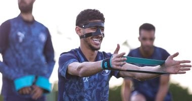 قطة يشارك فى تدريبات بيراميدز الجماعية بقناع الوجه بعد جراحة كسر الأنف