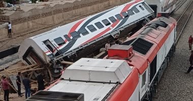إصابة 3 أشخاص فى انقلاب عربة قطار روسى بأسوان.. صور