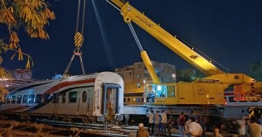 رفع عربة قطار 187 الروسي بأسوان بعد الحادث.. فيديو
