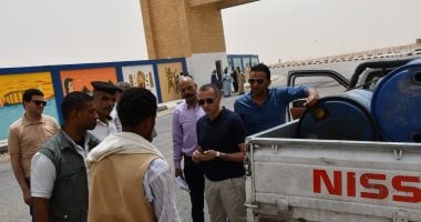محافظ أسوان يرصد مخالفة لسيارة تحمل براميل سولار بمدخل إدفو