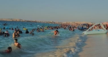 شاطئ مطروح العام أكبر شواطئ المدينة.. يقع على الكورنيش بطول حوالي كيلو متر بجوار مرسى اليخوت