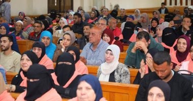محافظ دمياط يُسلم تأشيرات الحج وجوازات السفر لحجاج بيت الله الحرام