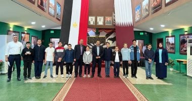 مدير المدرسة المصرية بقطر يكرم الطلاب الفائزين فى مسابقة اختبر عقلك