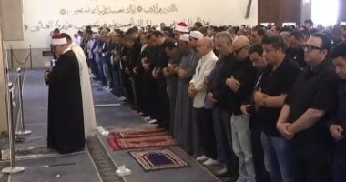 الشيخ خالد الجندى يؤم المصلين فى جنازة هانى شاكر